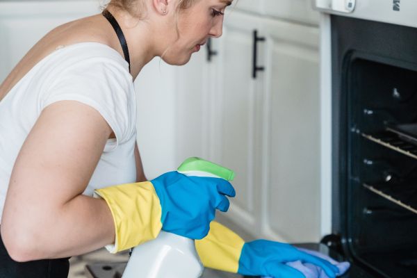 Les qualités et compétences pour devenir femme de ménage